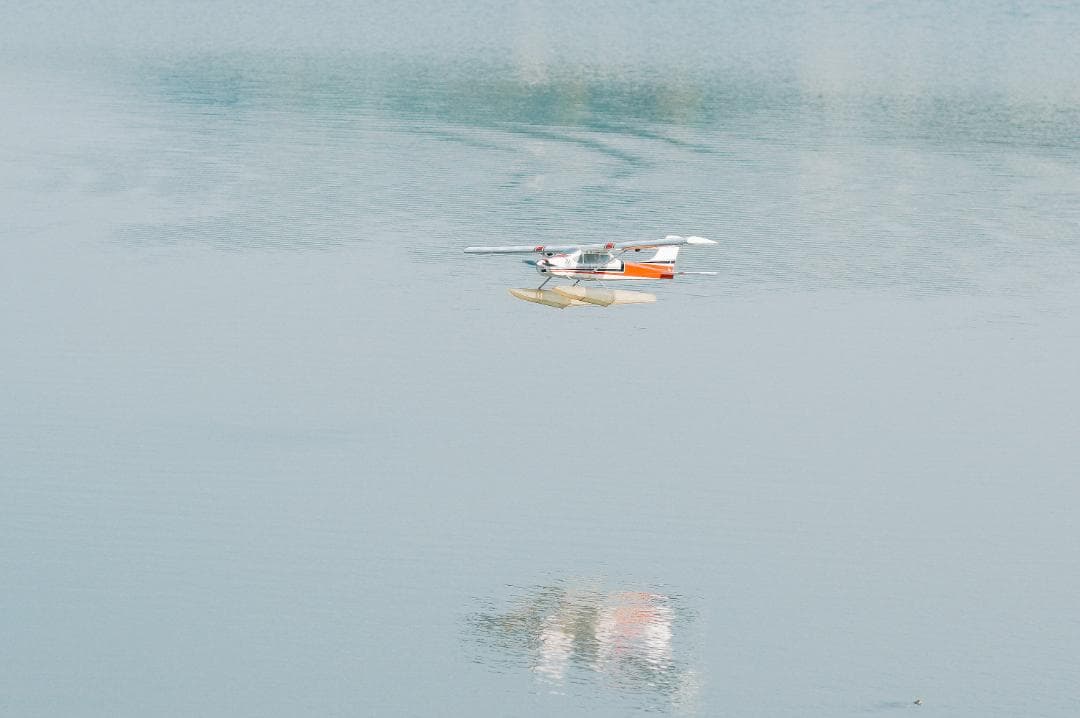ラジコン飛行機　水上機　セスナ182セミスケール電動機　フロートプレーン