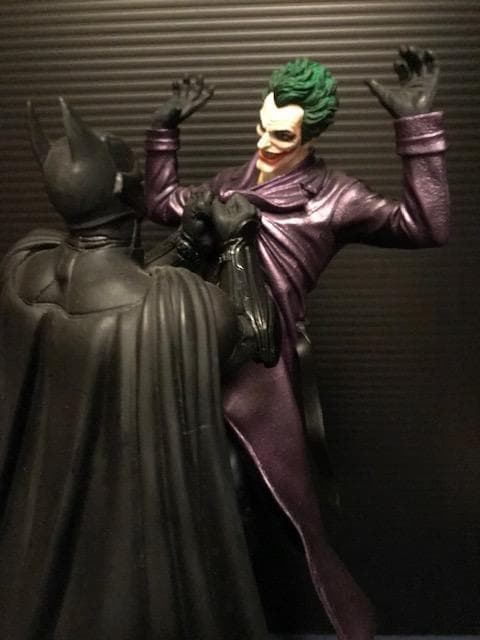 『バットマン：アーカム・ビギンズ』バットマン vs ジョーカー スタチュー