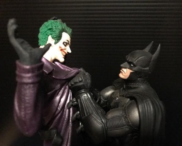 『バットマン：アーカム・ビギンズ』バットマン vs ジョーカー スタチュー