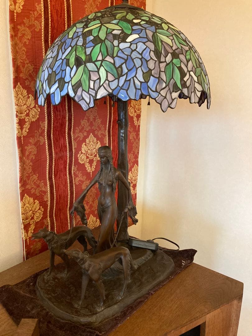 ステンドグラス　ブロンズ製女性と犬の彫刻ランプ