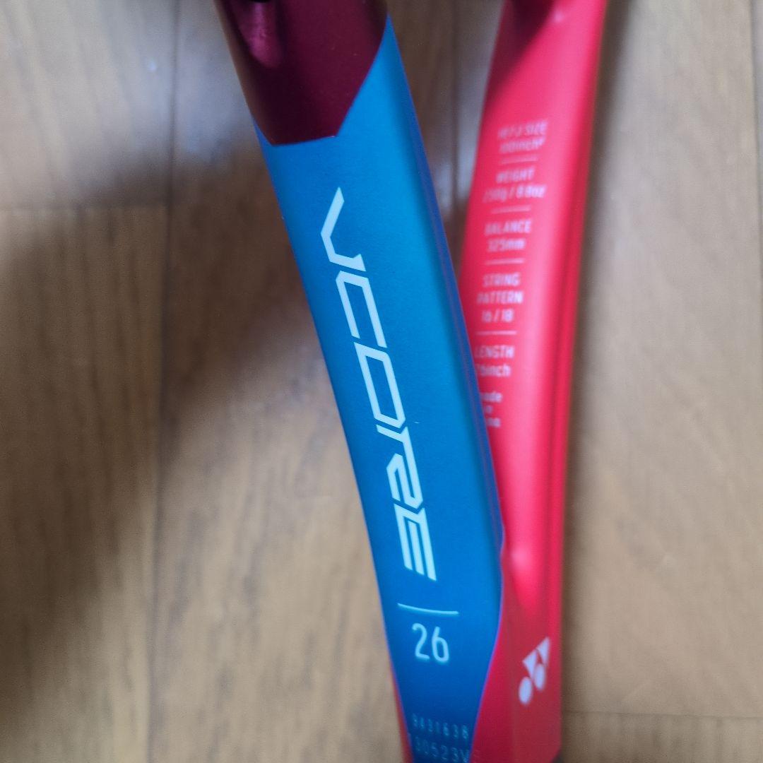 硬式テニスラケット。