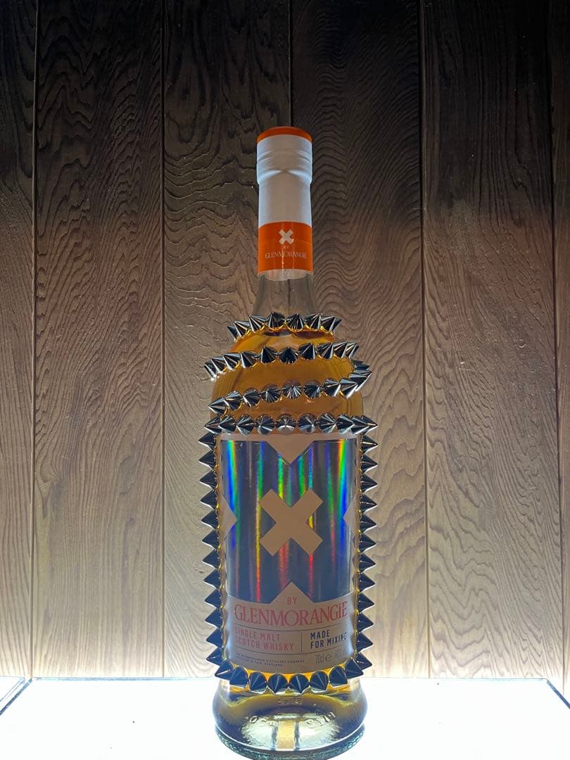 グレンモーレンジXのボトルにスタッズ装飾を施したカスタムデコレーション仕様です。