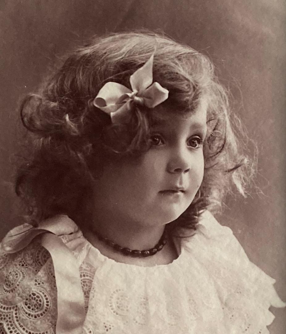 フランスアンティーク　肖像写真　女の子　 額装　アルビューメンプリント（鶏卵紙）