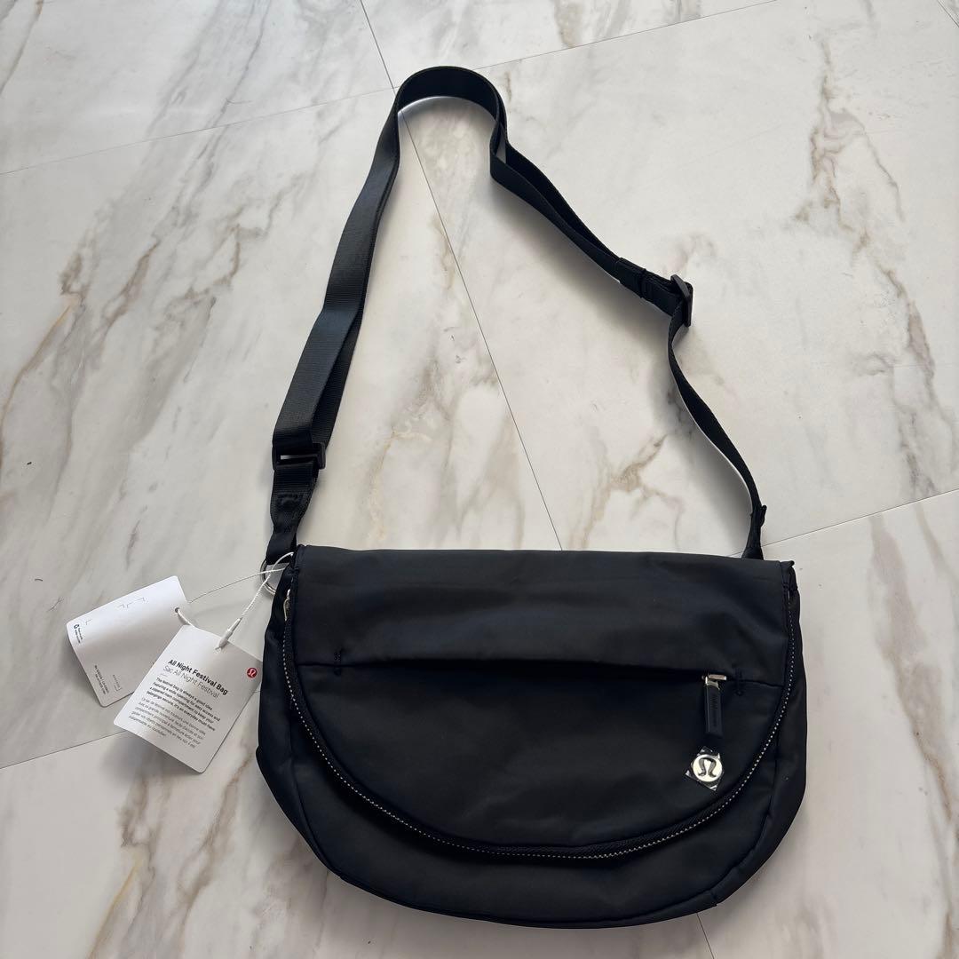 Lululemon ブラック ボディバッグ　ショルダーバック