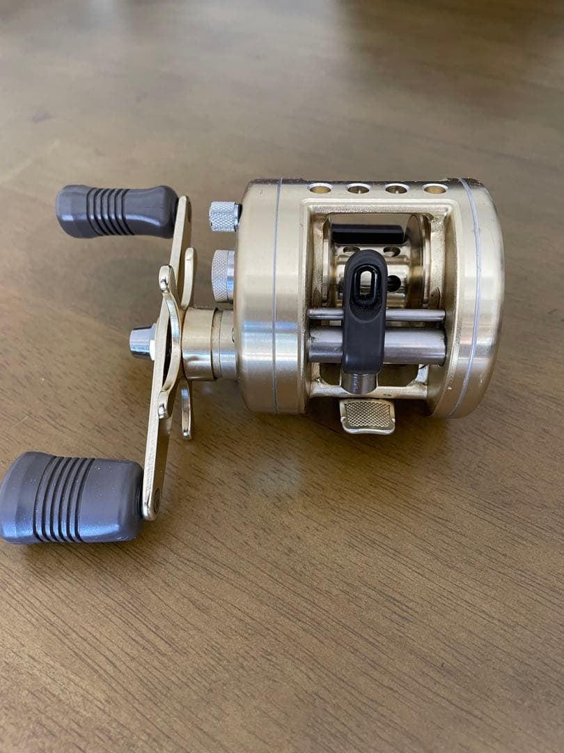 [美品] シマノ CALCUTTA 200XT 右巻き カルカッタベイトリール