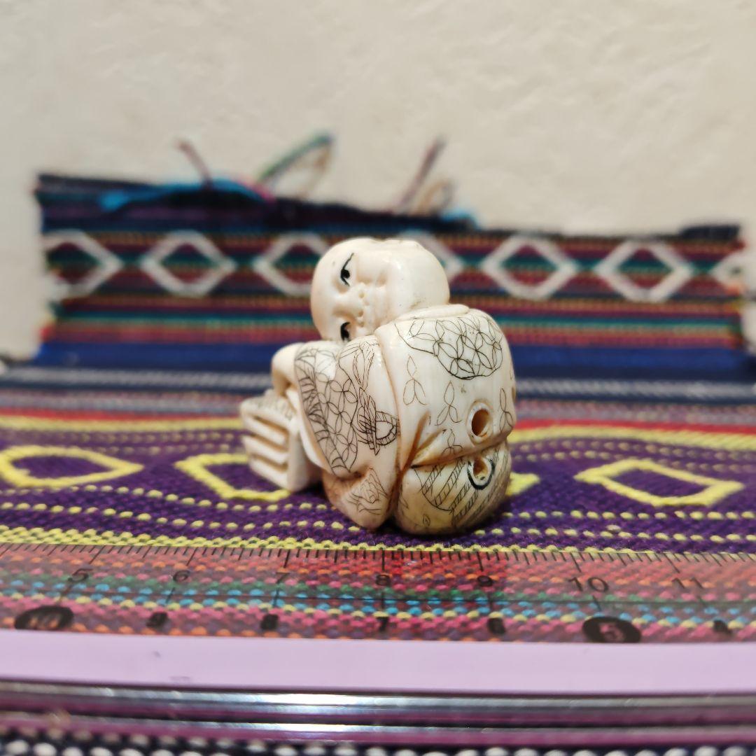 時代提物 人物根付 天然素材 【一休みする小僧】高さ約3.3cm 重さ約28ｇ