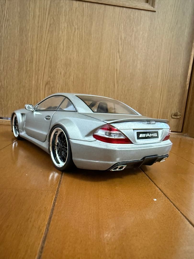 Mercedes-Benz AMG シルバー ミニカー 1/18