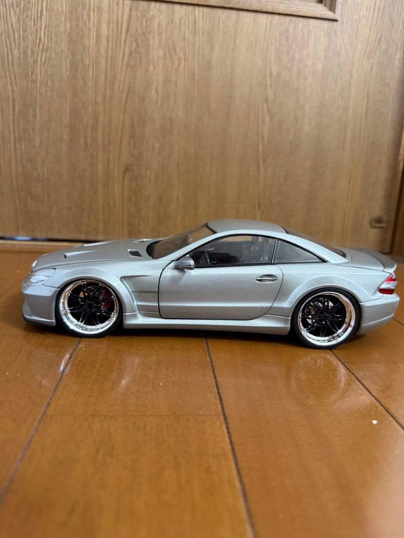 Mercedes-Benz AMG シルバー ミニカー 1/18