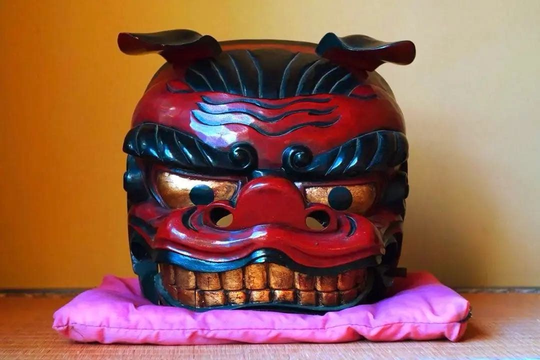 み*く様 【獅子頭　漆塗り・金箔貼り】木彫　彫刻　獅子舞　民藝　骨董品　時代物