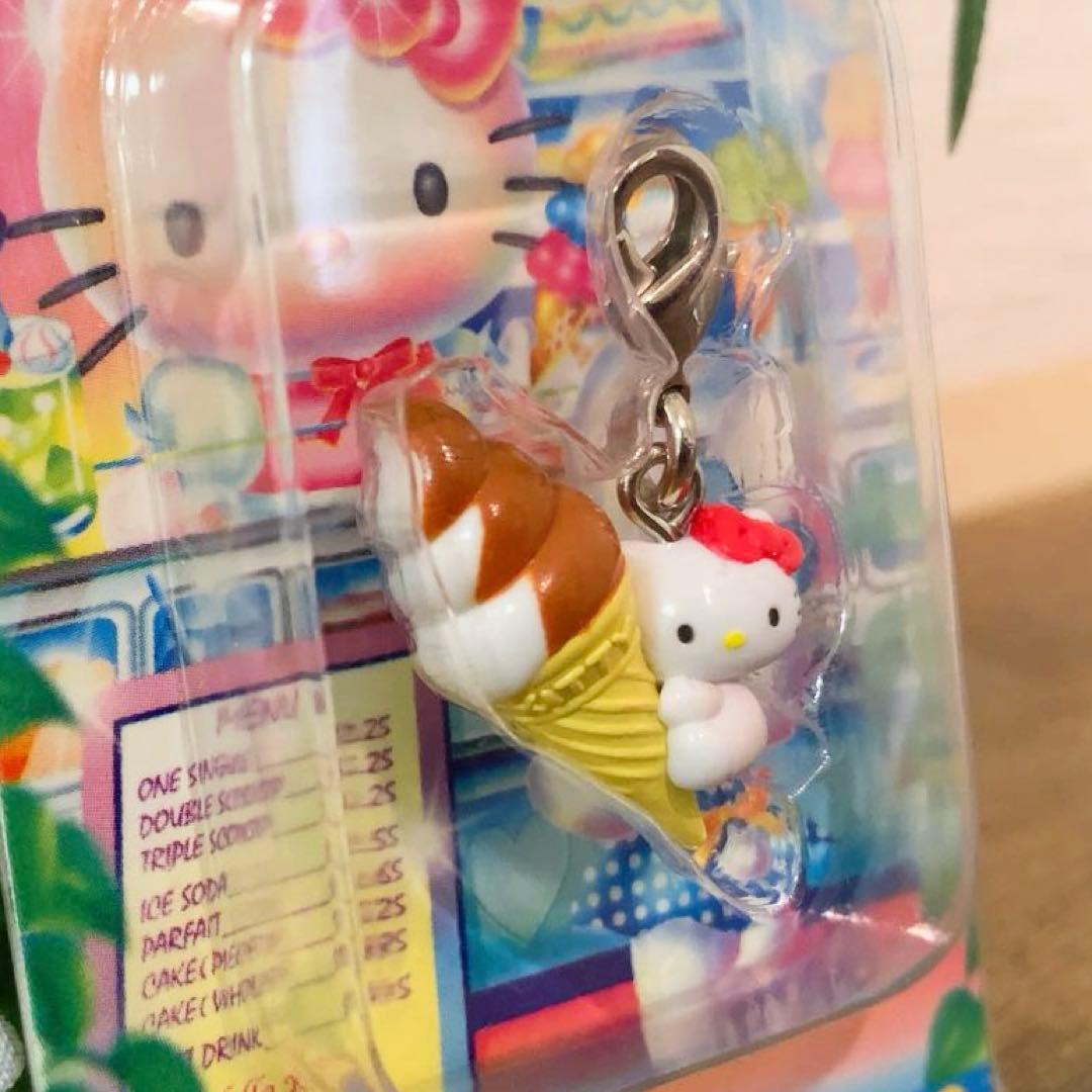 【レア】ご当地キティ　クールスイーツ　ファスナーマスコット　ツインソフトクリーム