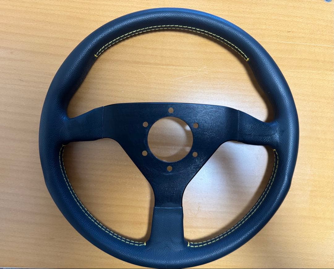 momo ステアリング ヴェローチェレーシング320mm