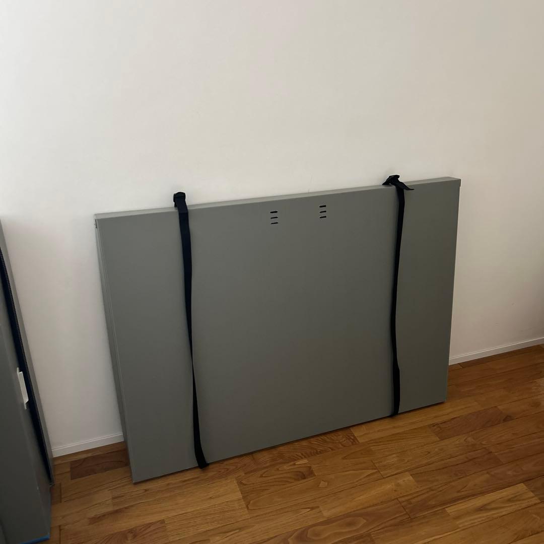 グレーの折りたたみ作品収納ケース