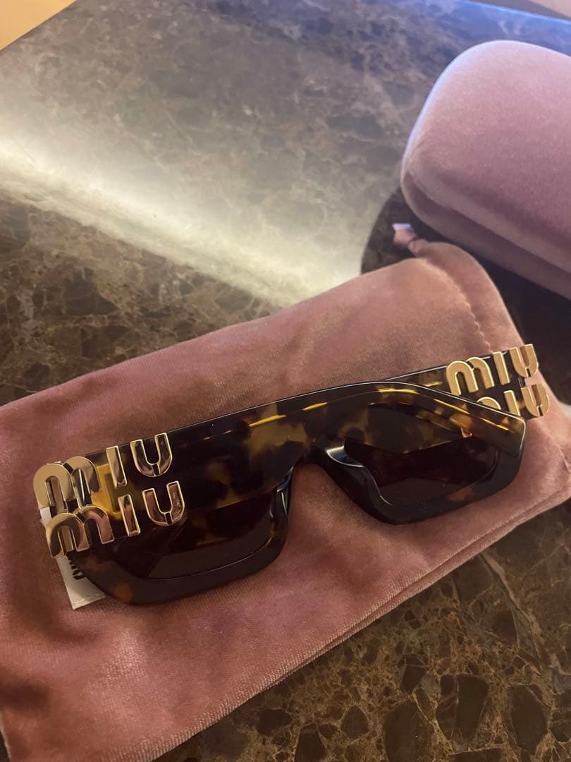 （新品正規品）miu miu ブラウン サングラス ケース付き