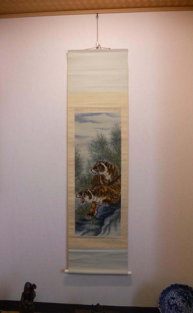 掛け軸 万葉 猛虎之図 絹本 希少 軸装 茶道具 掛軸 美品 です。