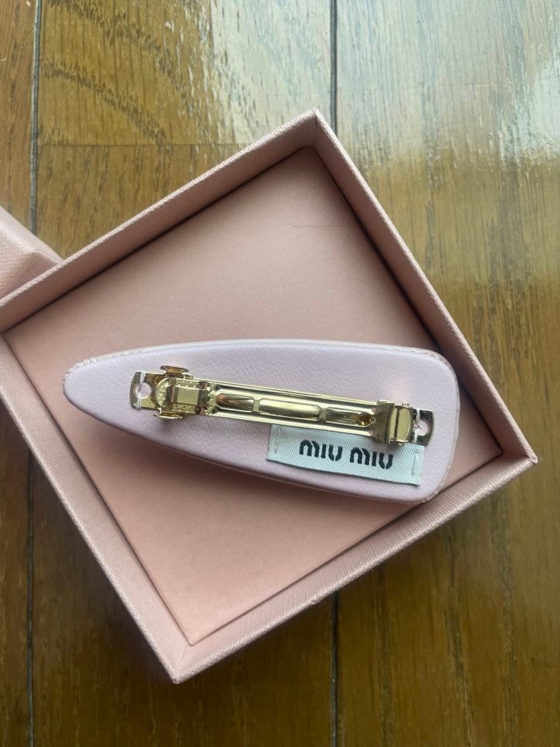 MIUMIU レザーヘアピン　ピンク
