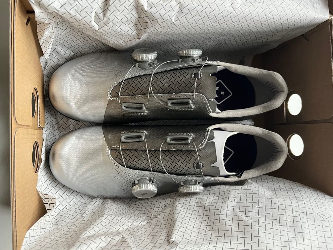 PAS NORMAL STUDIOS fizik Vento シルバー 40.5