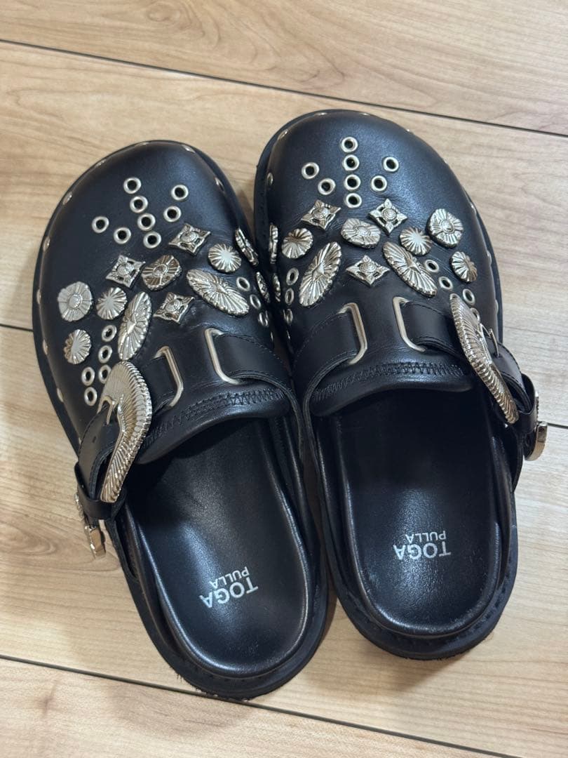 TOGA PULLA ビジュー ブラック サンダル