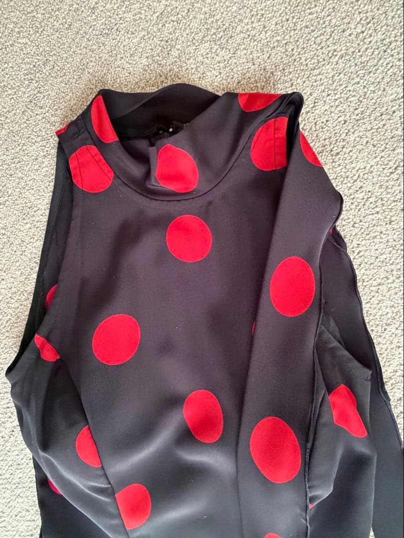 フラメンコドレス 黒赤水玉模様