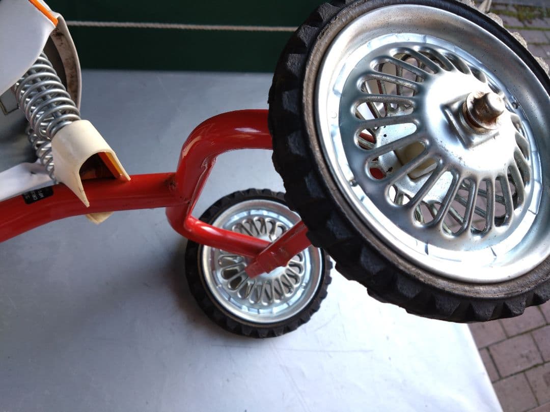 昭和赤いキャラクター付き三輪車