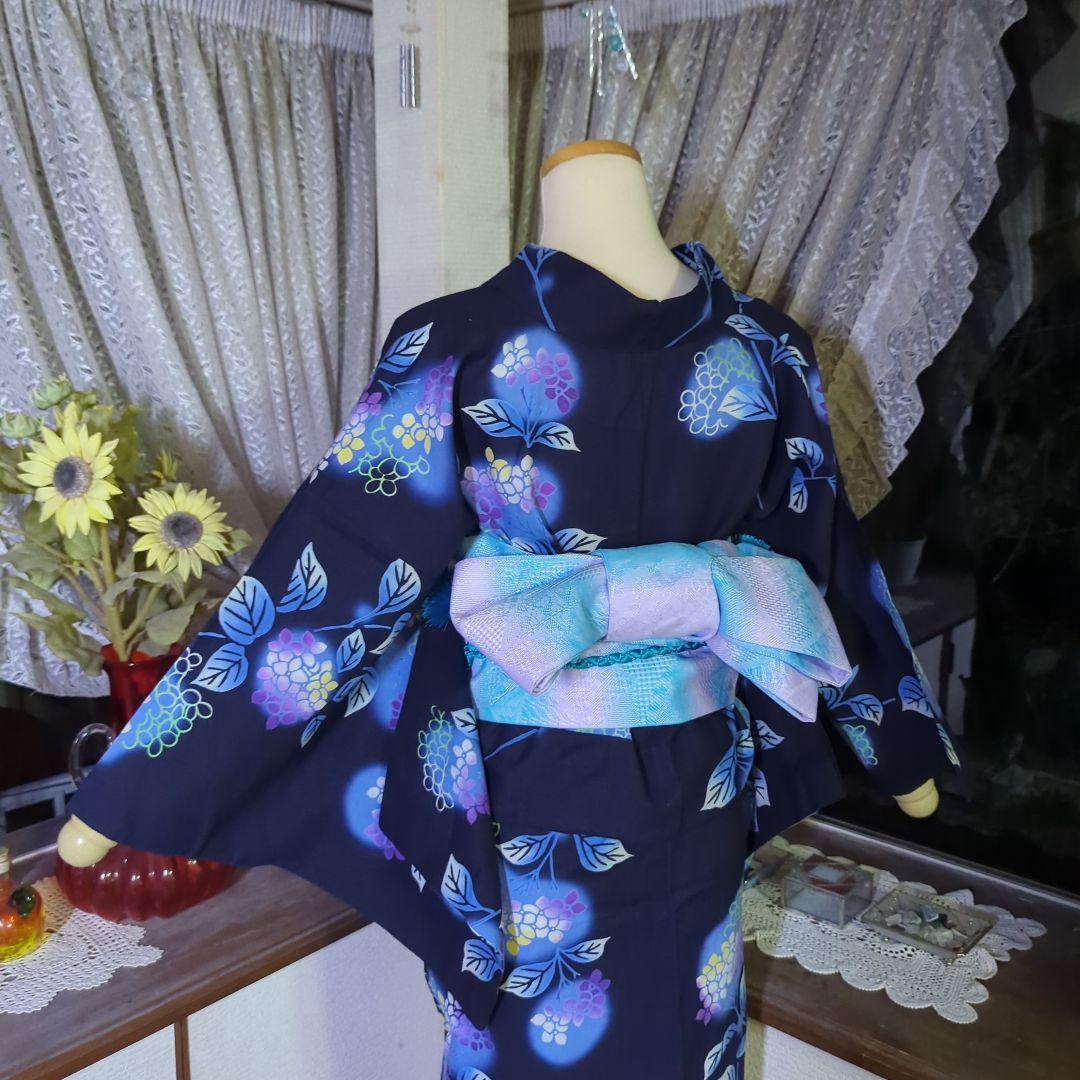 紺の地に、薄紫の紫陽花がほんのりと浮き立つ美しい注染めの浴衣です