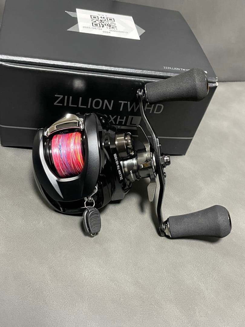 ダイワ 22ジリオン TW HD 1000XHL (左)