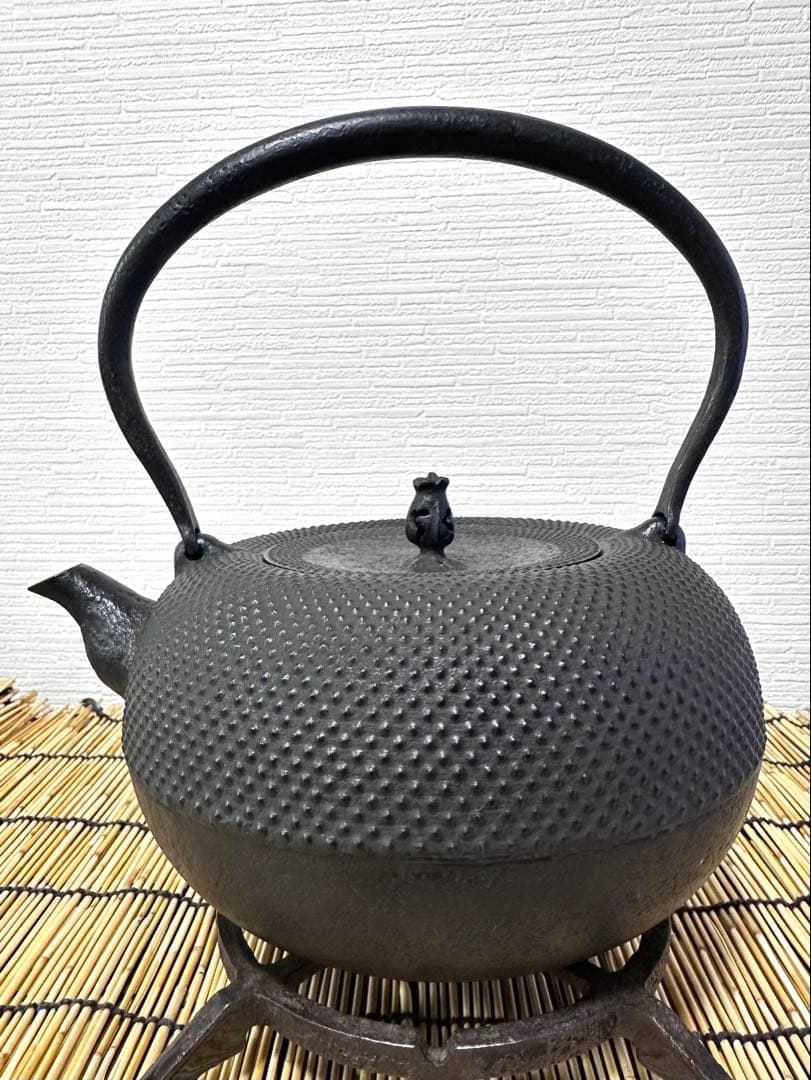 未使用品、タグ付　南部耕雲堂名人雅泉造　２０型アラレ　南部鉄瓶　南部鉄器