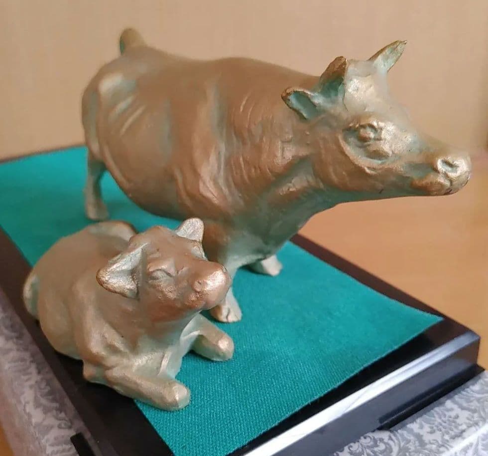 金色の牛と子牛の置物