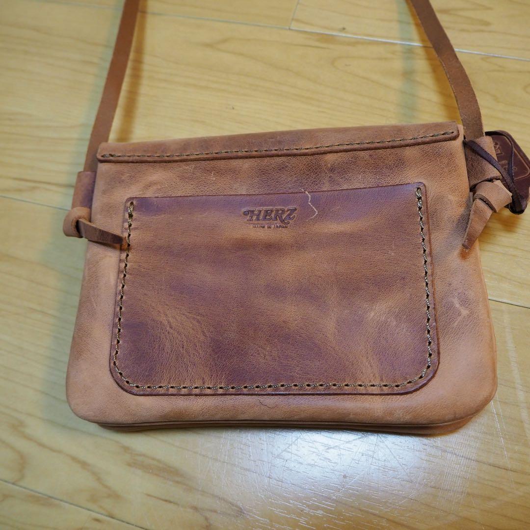 HERZ 2部屋サコッシュ(CP-9) ヘルツ　プルアップ　レザー　キャメル