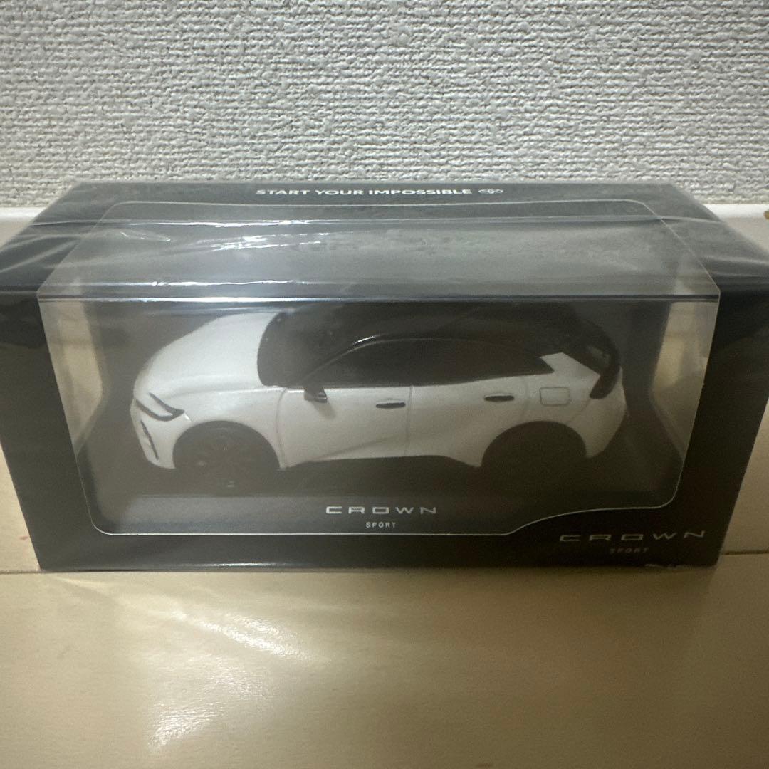 トヨタ CROWN SPORTミニカー 1/30。