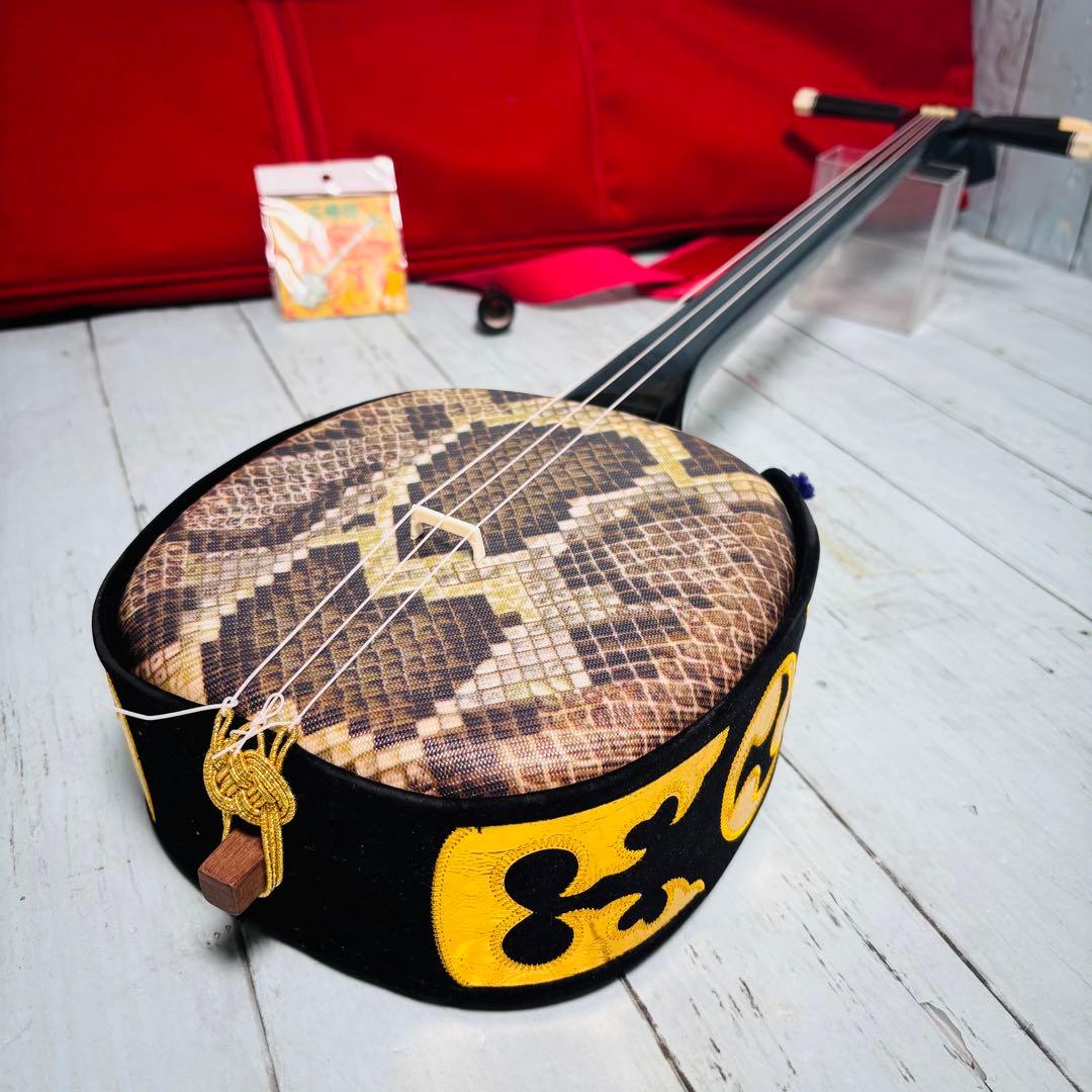 沖縄三線　人工皮　ケース付き　民族楽器　琉球　和楽器　弦楽器　三味線　美品