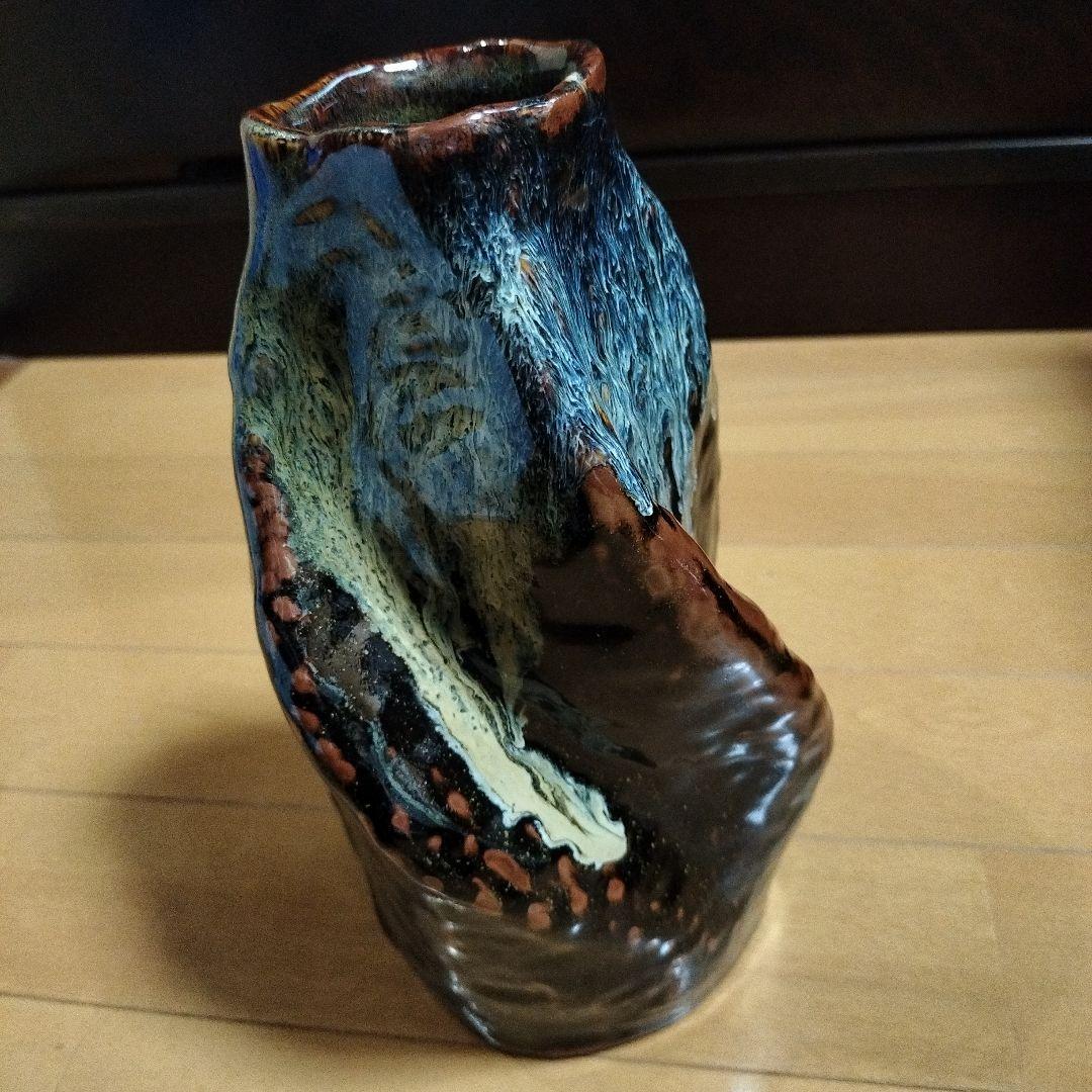 黒色地に青と白と茶の陶器花瓶