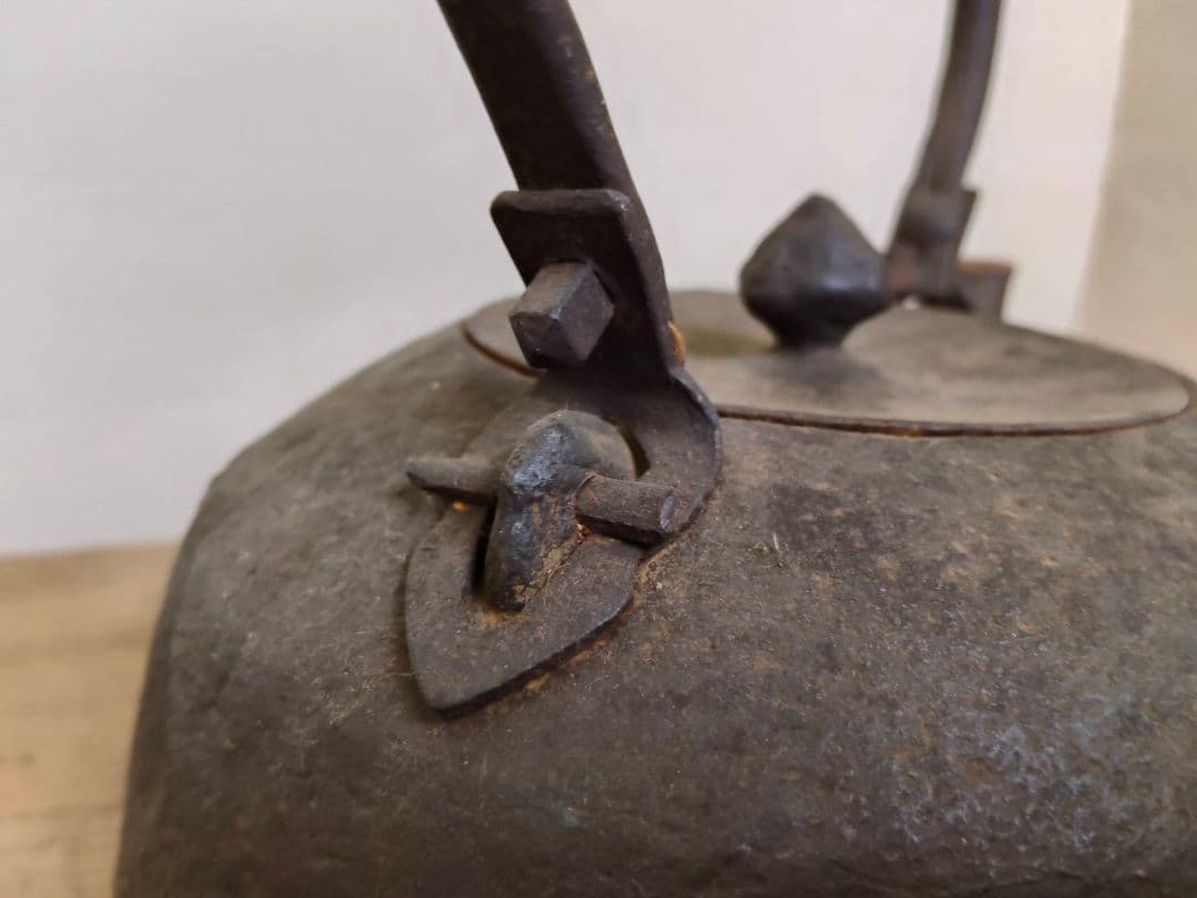 ★南部釜師 及川鉄作 雲龍紋平丸形鉄瓶 茶道具　レトロ　当時物　アンティーク