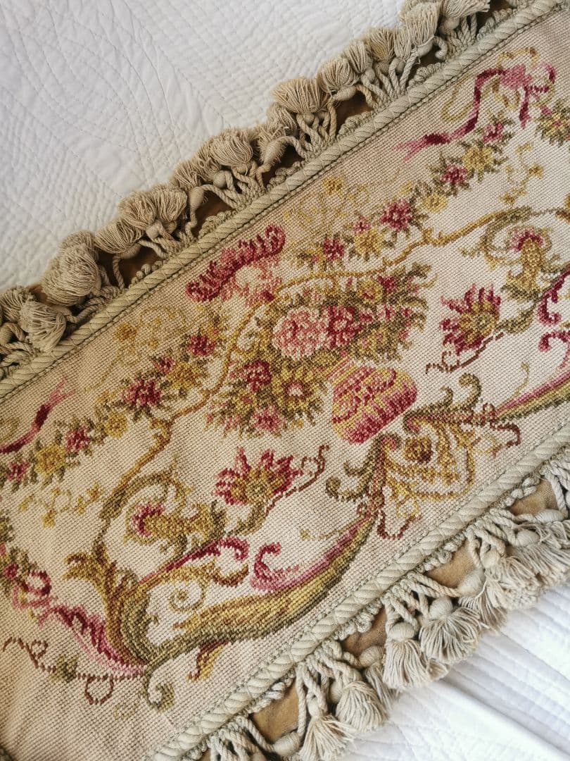 アンティーク プチポワン 薔薇のガーランドのニードルポイント クッションカバー