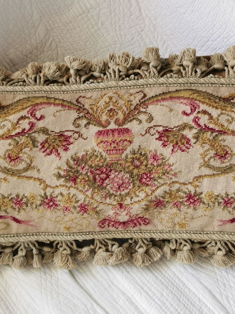 アンティーク プチポワン 薔薇のガーランドのニードルポイント クッションカバー