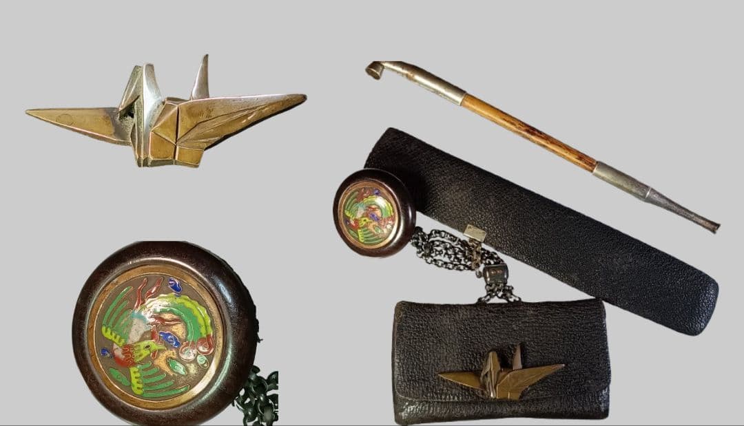 「鳳凰の図 七宝 鏡蓋 饅頭 根付」「折鶴 前金具」 煙草入 銀煙管有 江戸時代