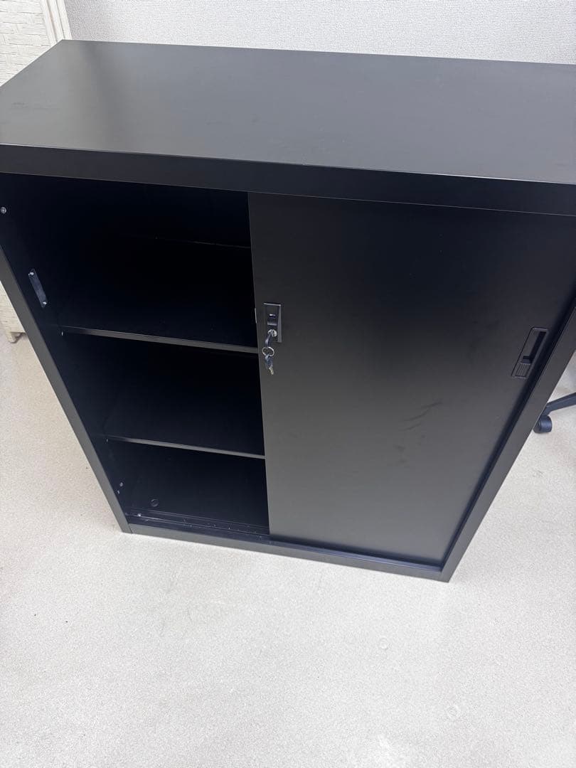 黒いキャビネット 3段棚付き