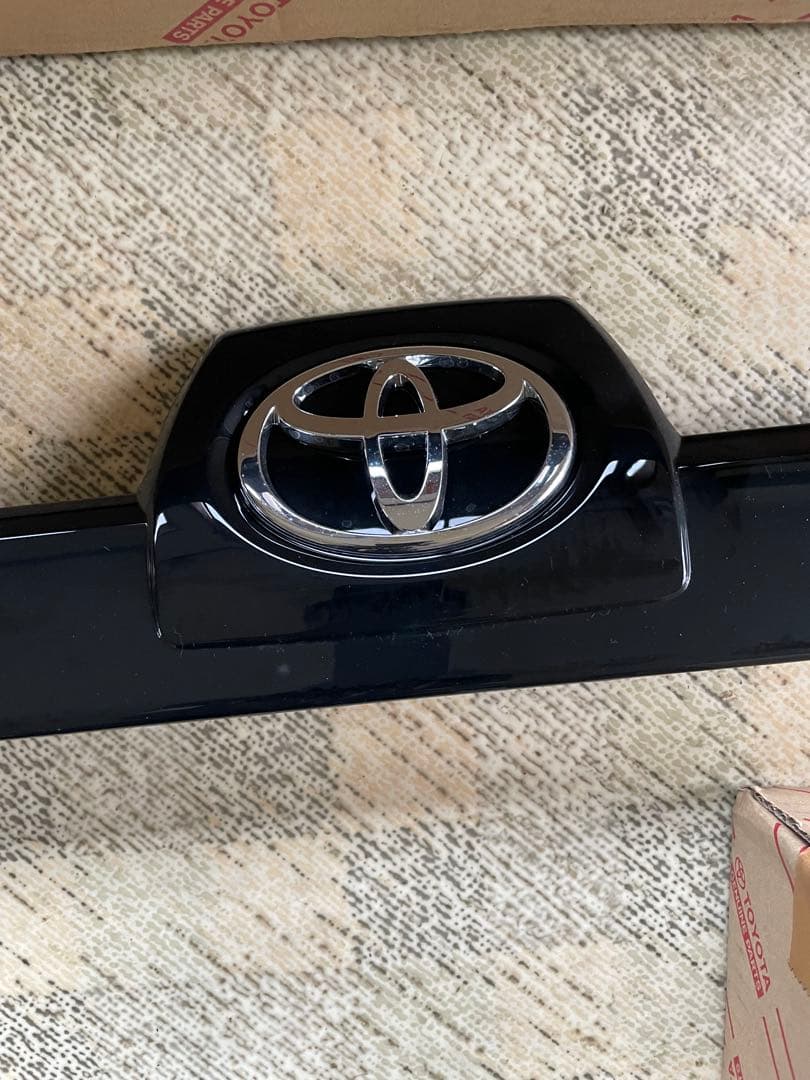 新品未使用トヨタハイラックスサーフ フロントグリル リアガーニッシュ シフトノブ