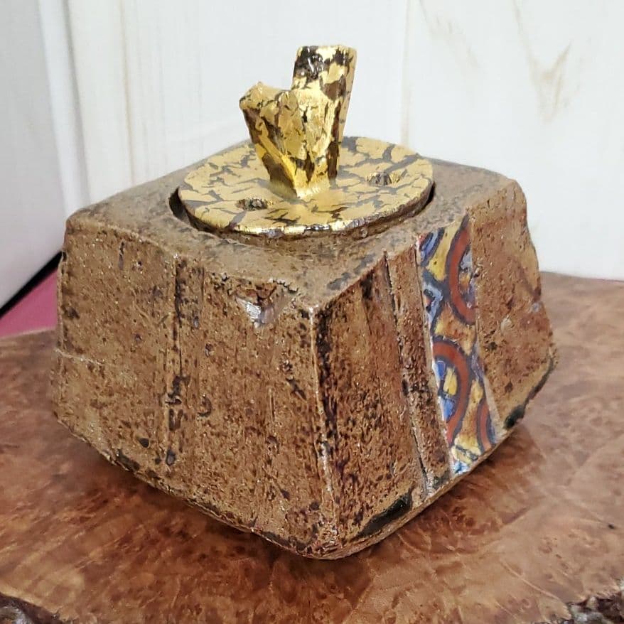 新田邦彦作 扁香炉 角 色小紋