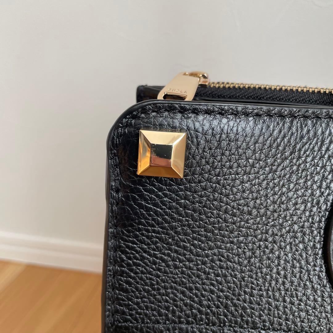 美品フルラ レザー2WAY ショルダーバッグ 現行ロゴ 黒