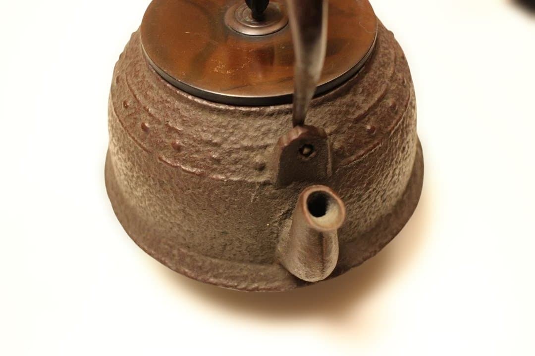 古鉄瓶　　釜師造　小振り鉄瓶　「水漏れなし・状態良好」 　未使用に近い