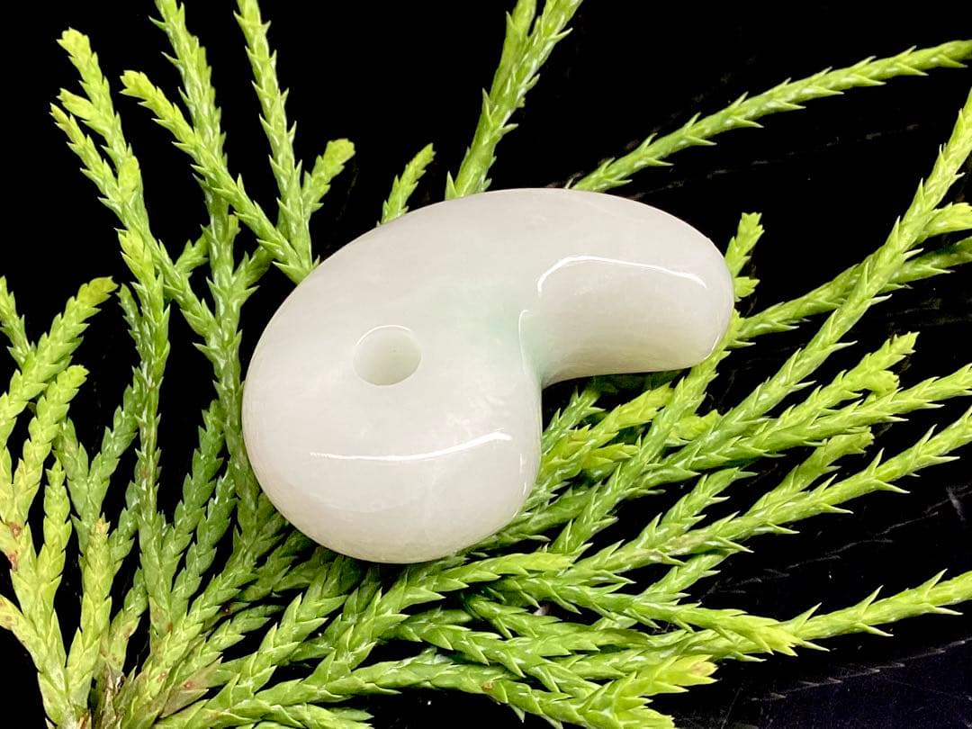 ✳業者様へ‼️premiumシリーズ　糸魚川翡翠勾玉　鑑別書無しの最安値　本物を‼️