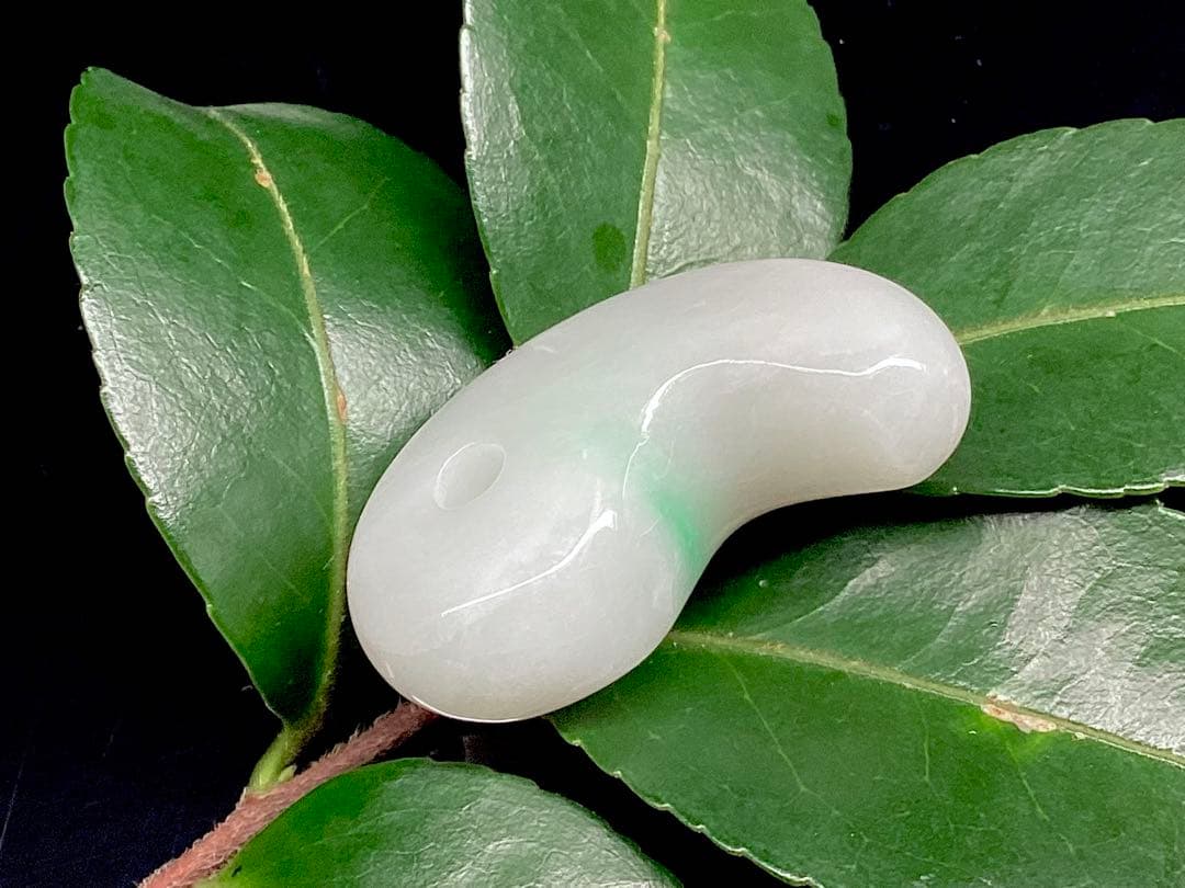 ✳業者様へ‼️premiumシリーズ　糸魚川翡翠勾玉　鑑別書無しの最安値　本物を‼️