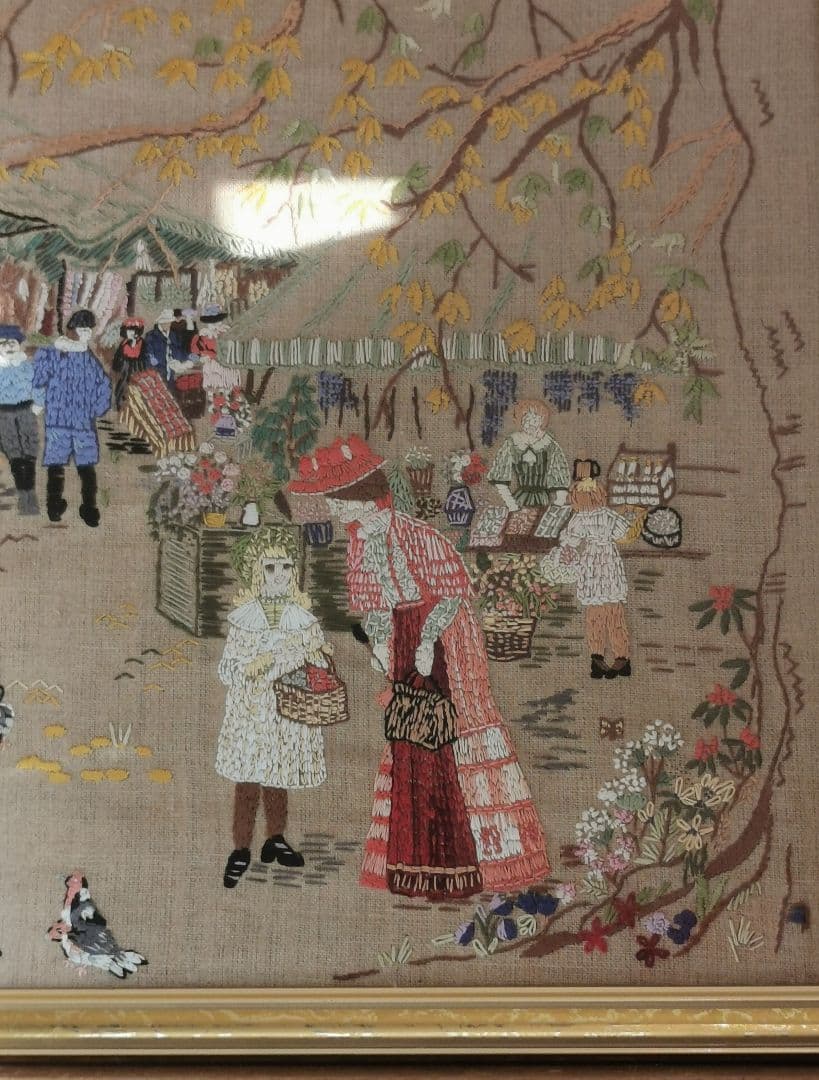 アンティーク ニードルポイント刺繍 ガラス額装 マルシェ 朝市の賑わい 犬 小鳥