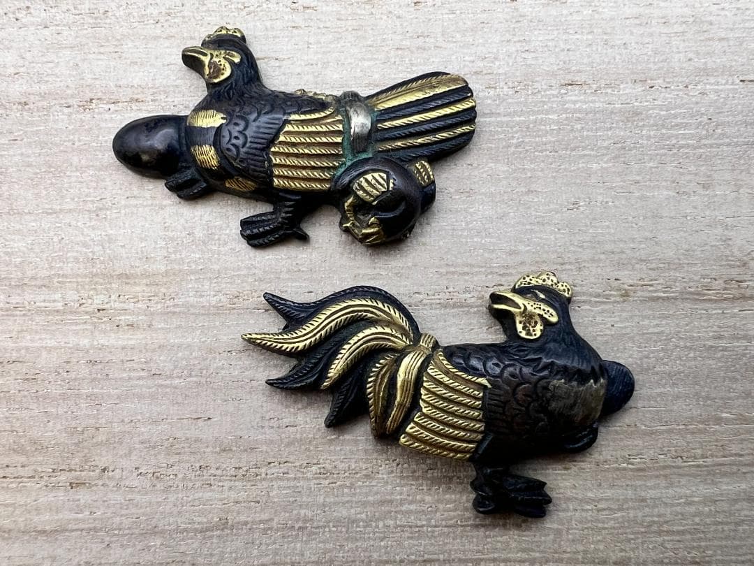 【海】江戸明治金工　鶏親子　手彫　目貫一体　銅製鍍金　骨董品　専用箱付