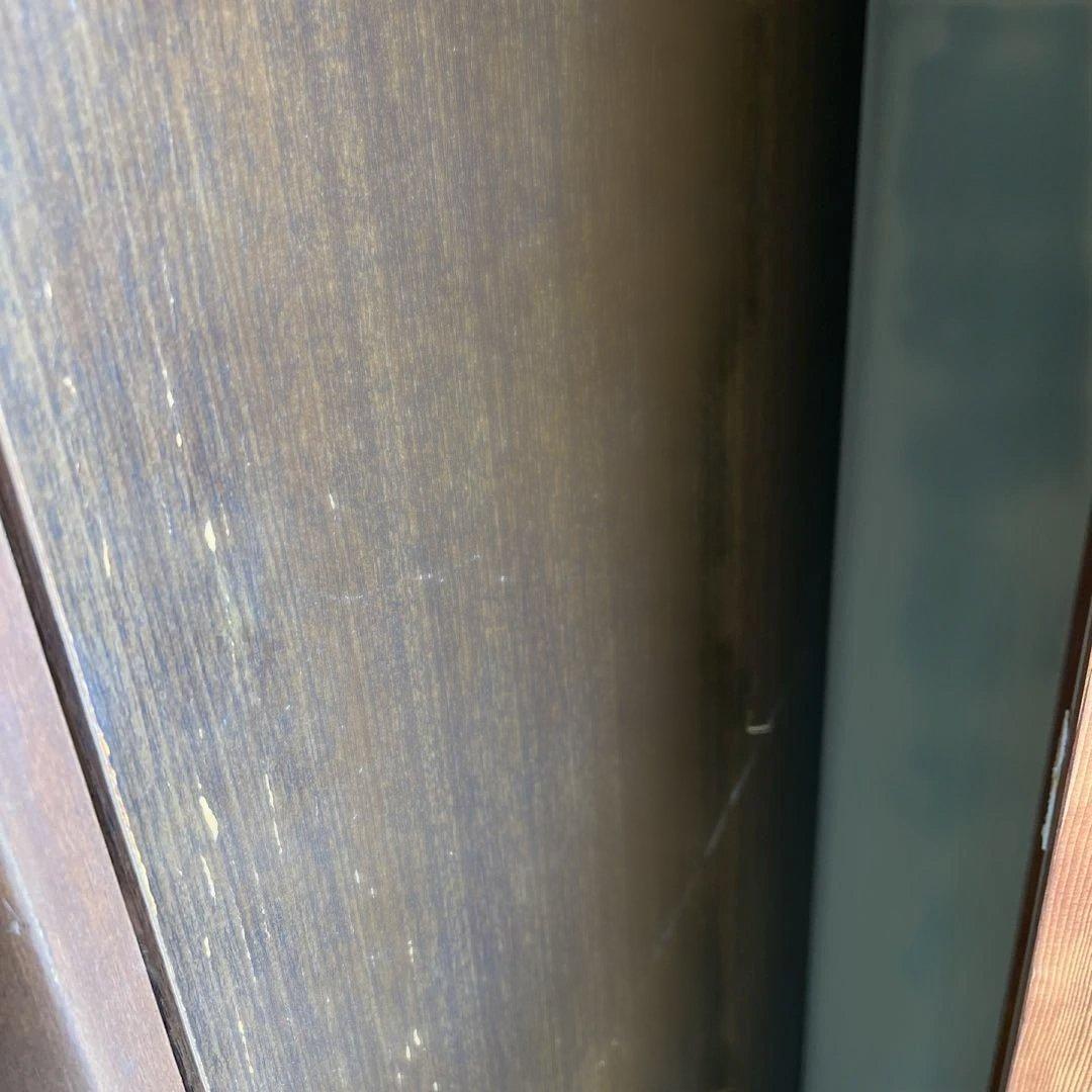 ダークブラウン木製スリットデザイン箪笥