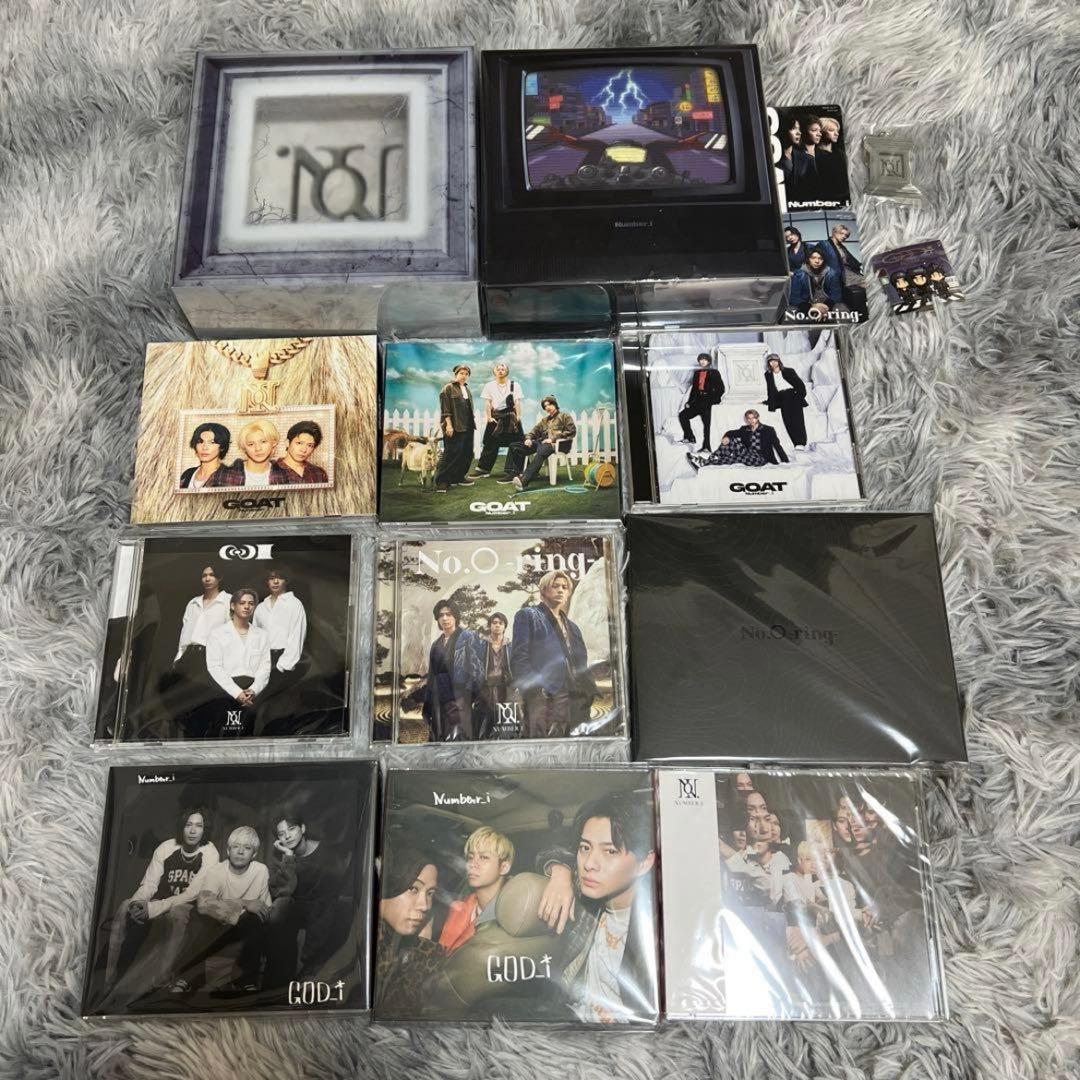 CDアルバムセットと関連グッズ