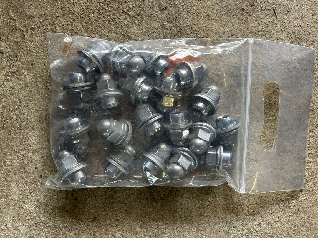 極悪協和　ページ　デリカD5 純正ホイール　18インチ　ナット付き　三菱