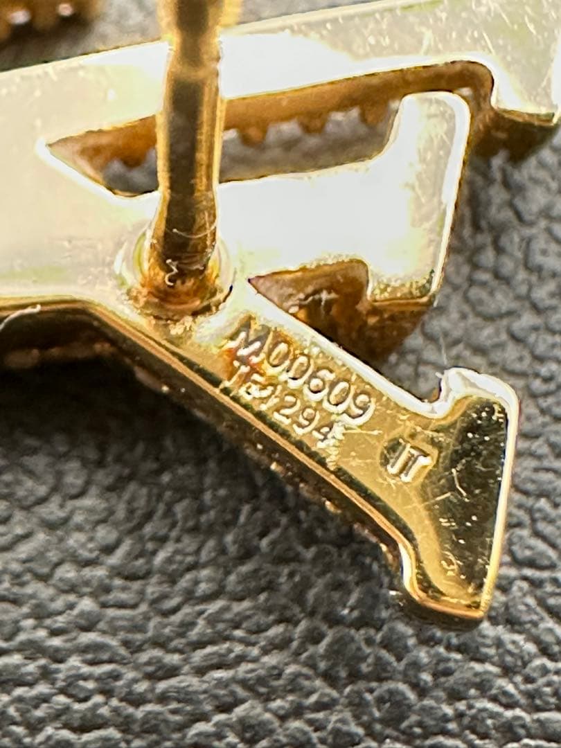 Louis Vuitton ロゴ型ピアス　ゴールド　(片耳用)