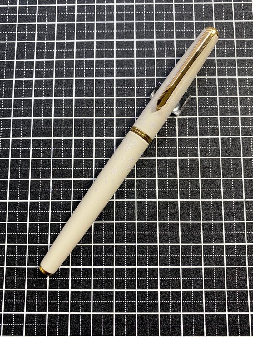 PILOT LADY WHITE SAKURA 万年筆　字幅F