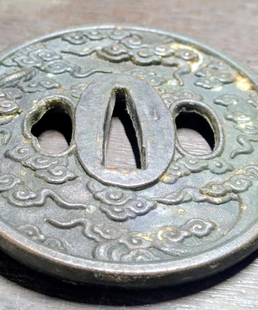 セール 江戸中期 鉄地 雲龍図 丸形鍔 直径約80mm 重量136g 刀装具